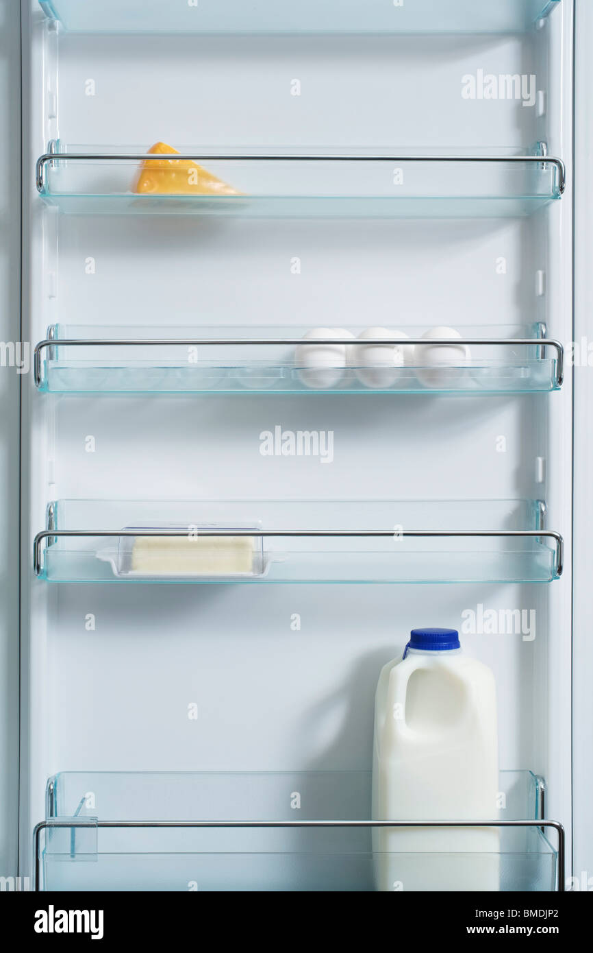 Réfrigérateur avec des oeufs et des produits laitiers Photo Stock - Alamy
