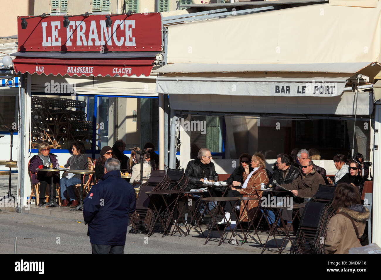 Café Français pittoresque dans le port de Cassis Banque D'Images