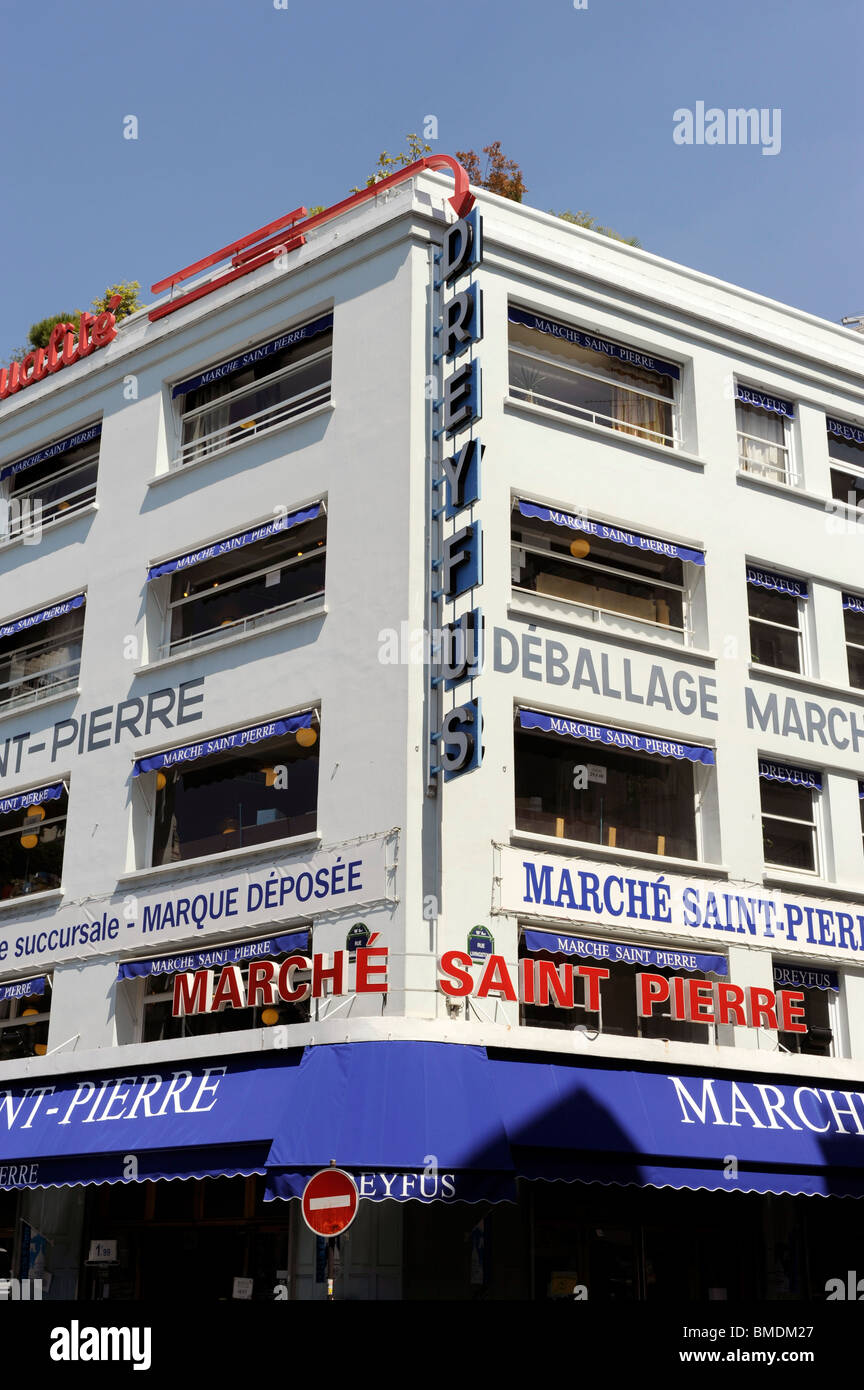 Marche Saint-Pierre Dreyfus sur la Butte Montmartre, Paris, France,célèbre vendeur de tissus Banque D'Images
