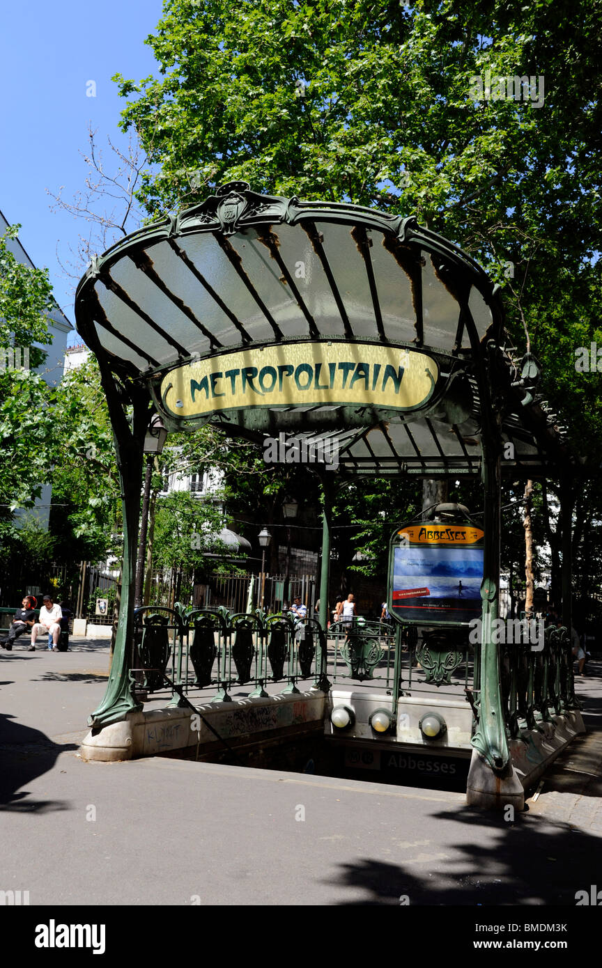 La station métropolitaine Abbesses par Hector Guimard sur la Butte Montmartre, Paris, France, l'Art Nouveau français Banque D'Images