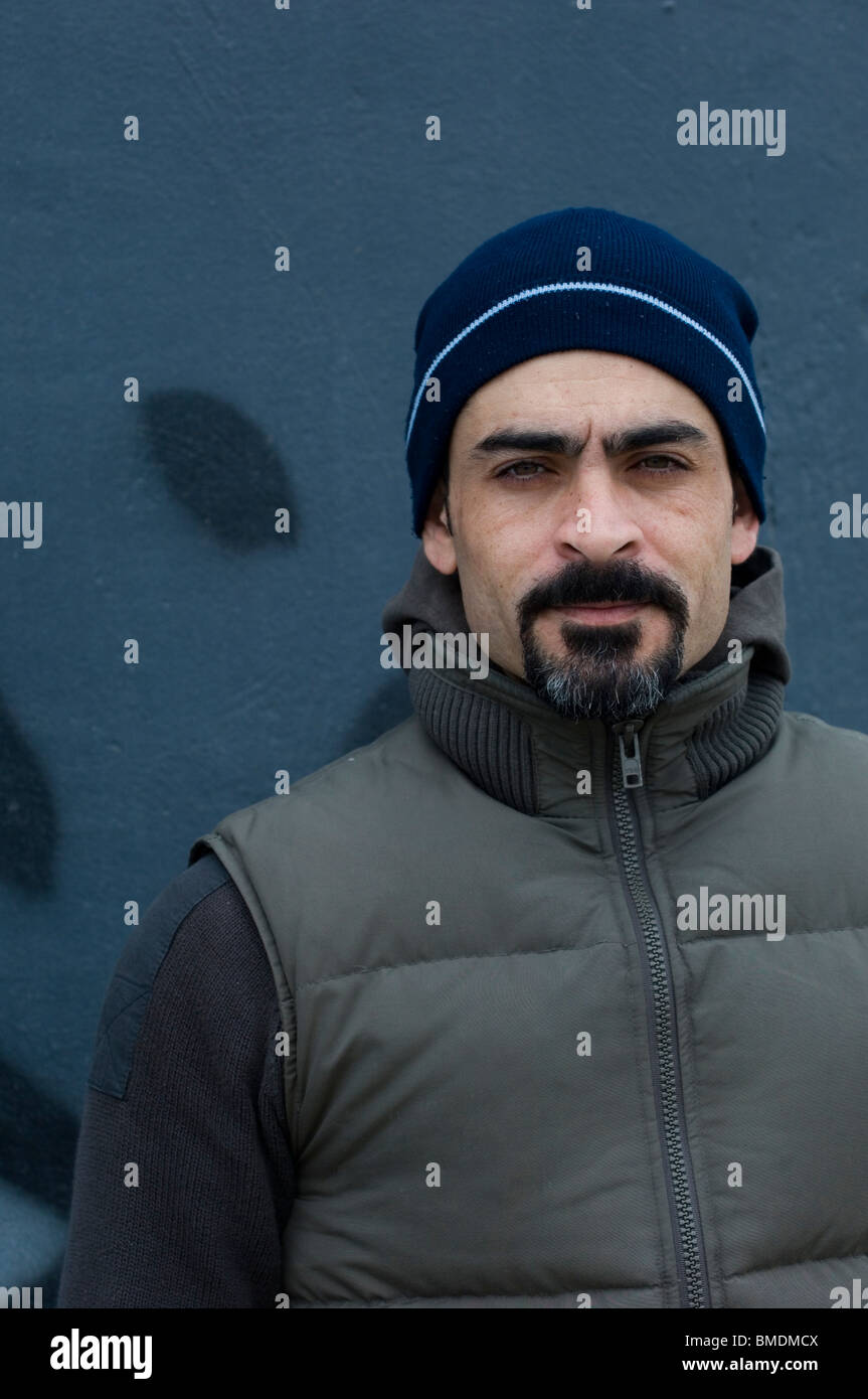 Portrait d'un homme moyen-orientale avec une barbe à la caméra à Berlin Allemagne Banque D'Images