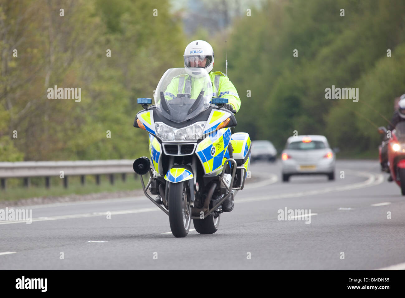 Moto de police motorcyclist riding motorbike sur dual carriage way près de Dumfries UK Banque D'Images