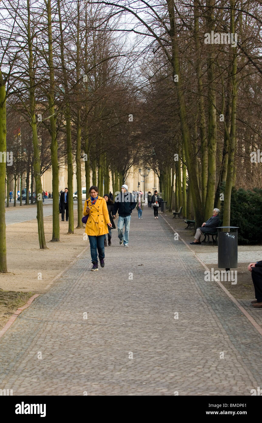 Les gens qui marchent sur le trottoir en ville de Berlin Allemagne Banque D'Images