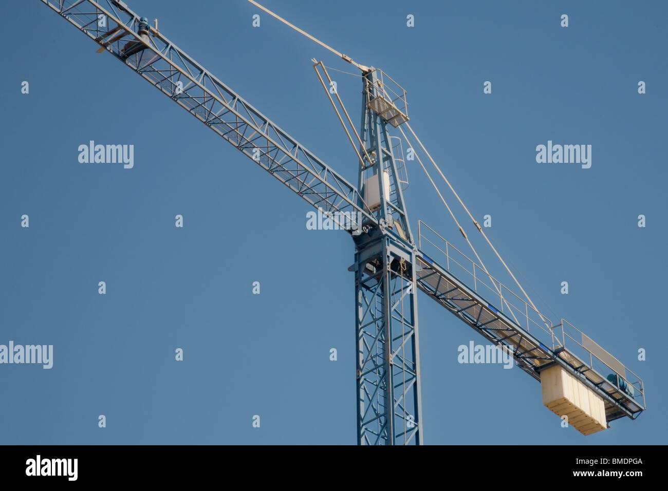 Grue sur un fond de ciel bleu clair avec beaucoup de copier-espace. Banque D'Images