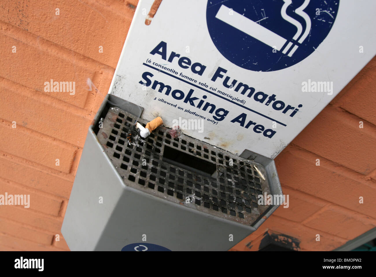 Fumeurs dans la gare de Rome, Italie Banque D'Images