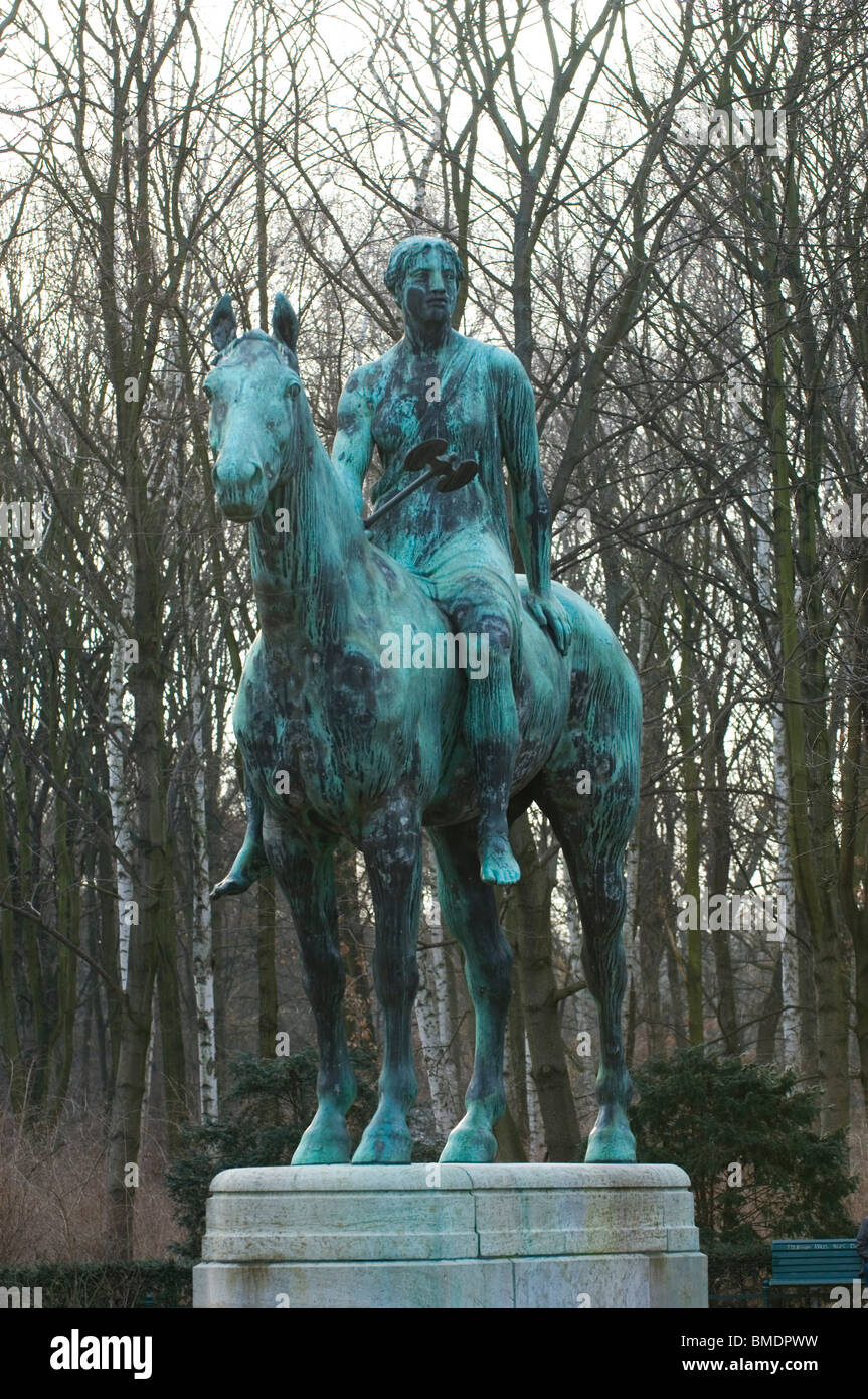 Statue d'une femme montant un cheval à Tiergarten Berlin Allemagne Banque D'Images