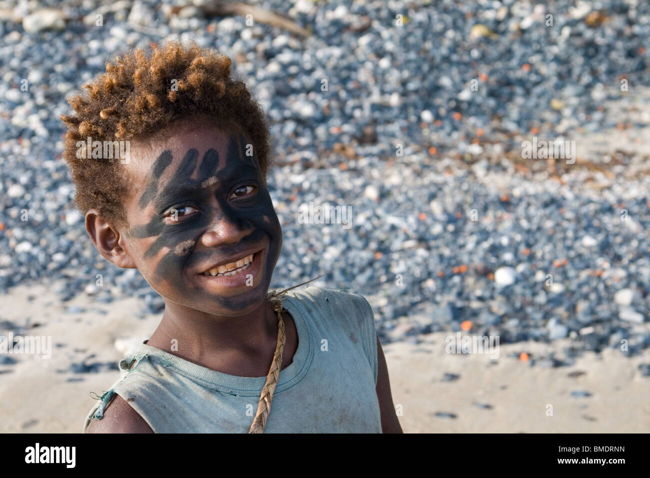 Un garçon au villages de Kontu et Tembin sur Nouvelle Irlande, Papouasie Nouvelle Guinée Banque D'Images