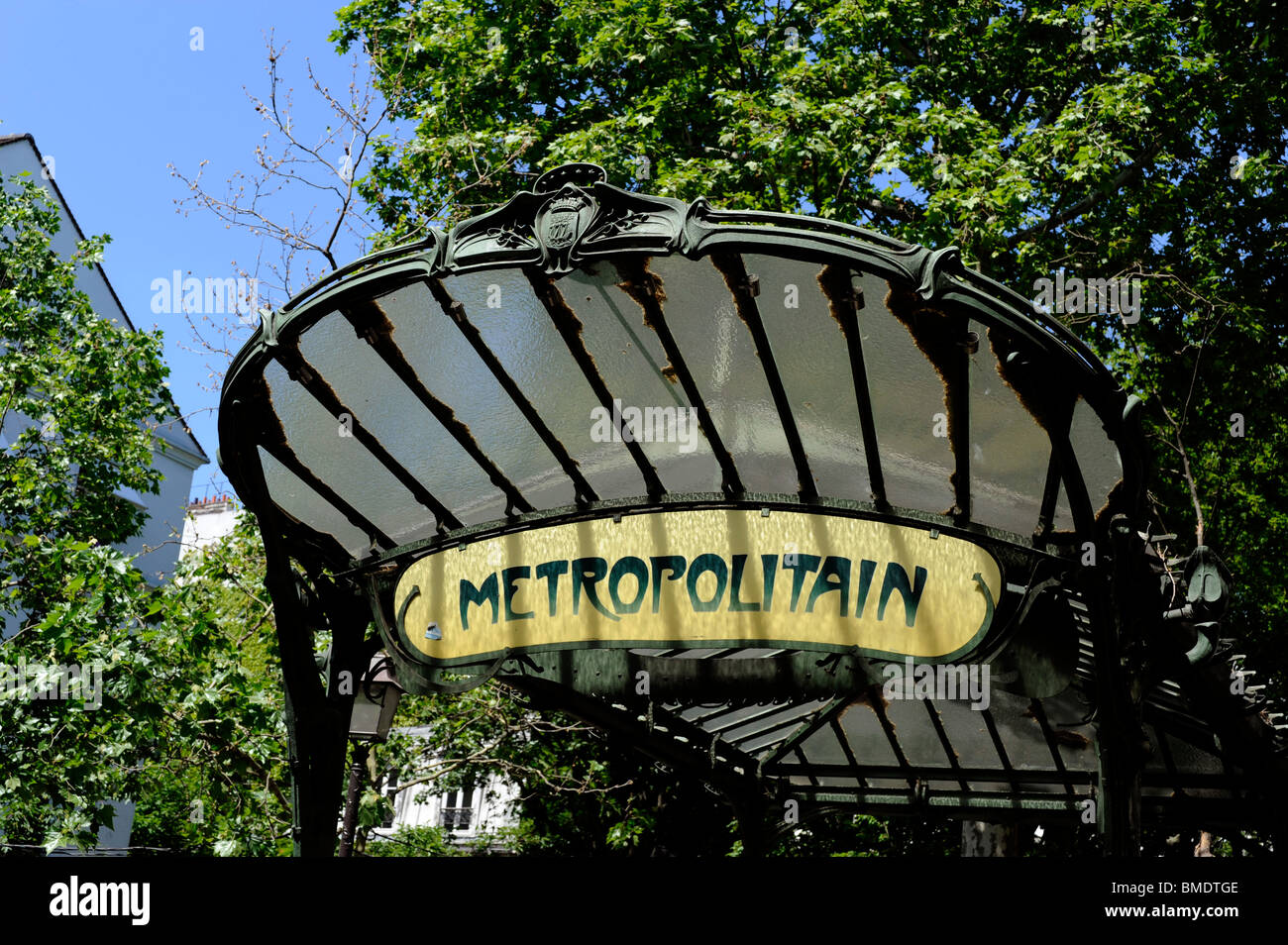 La station métropolitaine Abbesses par Hector Guimard sur la Butte Montmartre, Paris, France, l'Art Nouveau français Banque D'Images