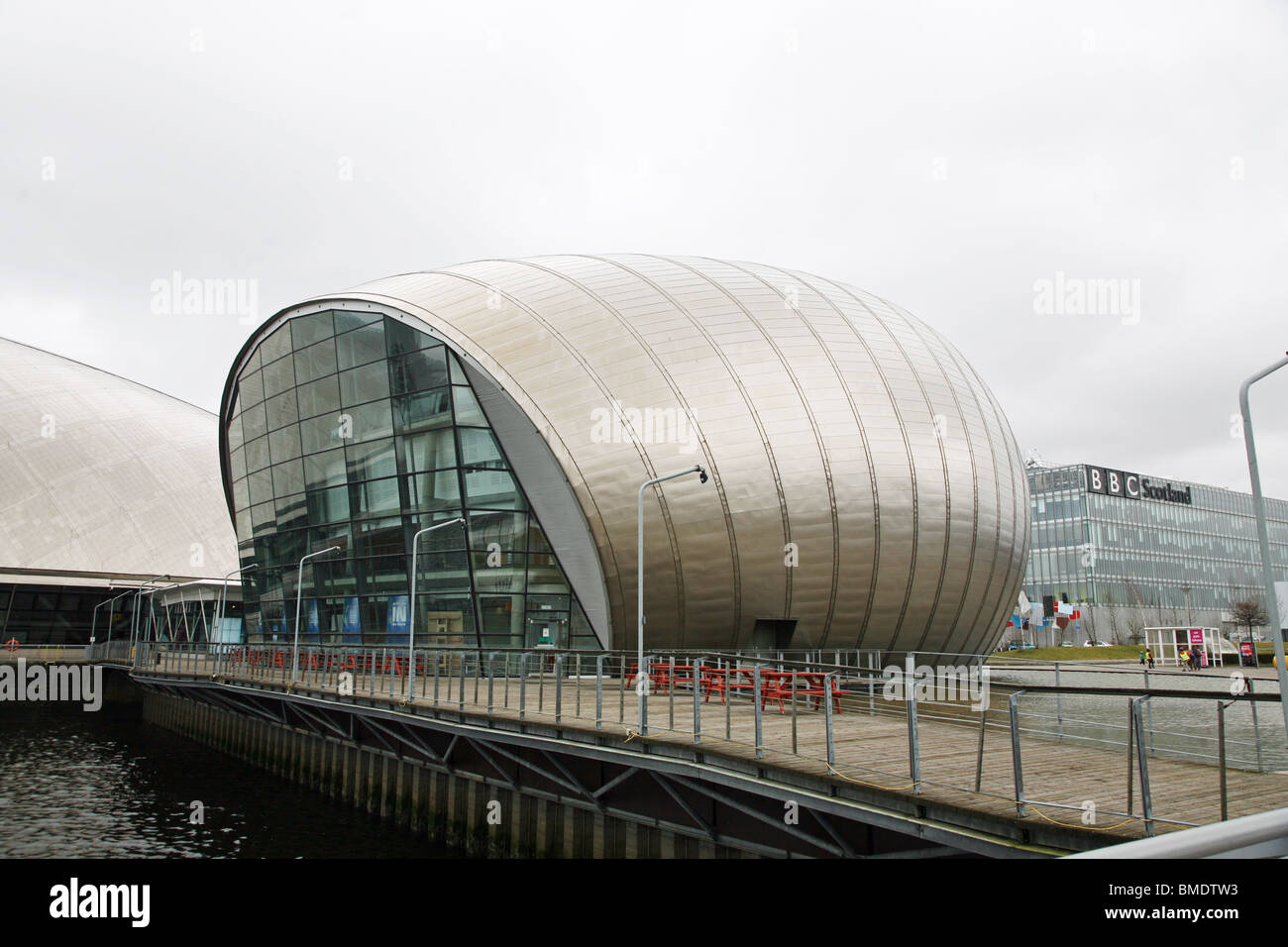 Le Glasgow Science Centre IMAX Theatre, avec BBC Scotland Pacific Quay bureaux et studios, Glasgow, Ecosse Banque D'Images