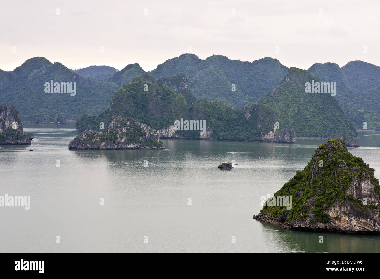 Îles calcaires de la Baie d'Halong, Vietnam Banque D'Images