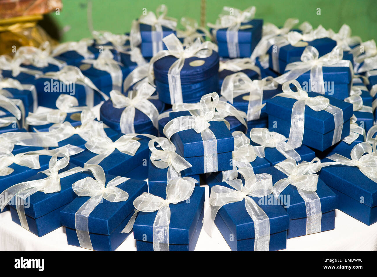 Groupe de cadeaux avec des rubans bleus Banque D'Images