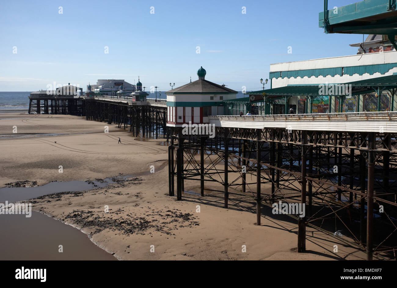 Blackpool North Pier et plage sur le front de Lancashire England uk Banque D'Images