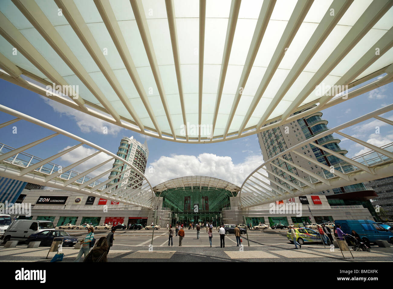 Toit de la gare moderne Oriente et le centre commercial Vasco da Gama à Lisbonne, Portugal, Europe Banque D'Images