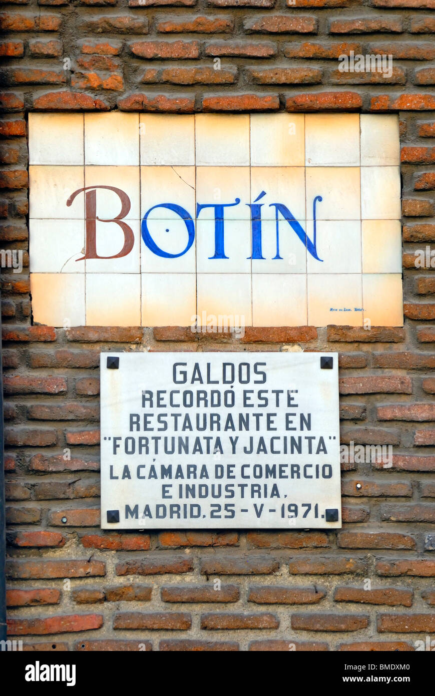 Madrid, Espagne. Détails de sol carrelé signe sur mur extérieur du restaurant Botin (17thC, plus vieux restaurant de l'Europe) Banque D'Images