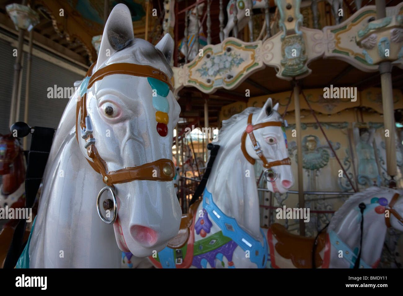 Les chevaux ornés d'un carrousel vide merry-go-round au Royaume-Uni Banque D'Images