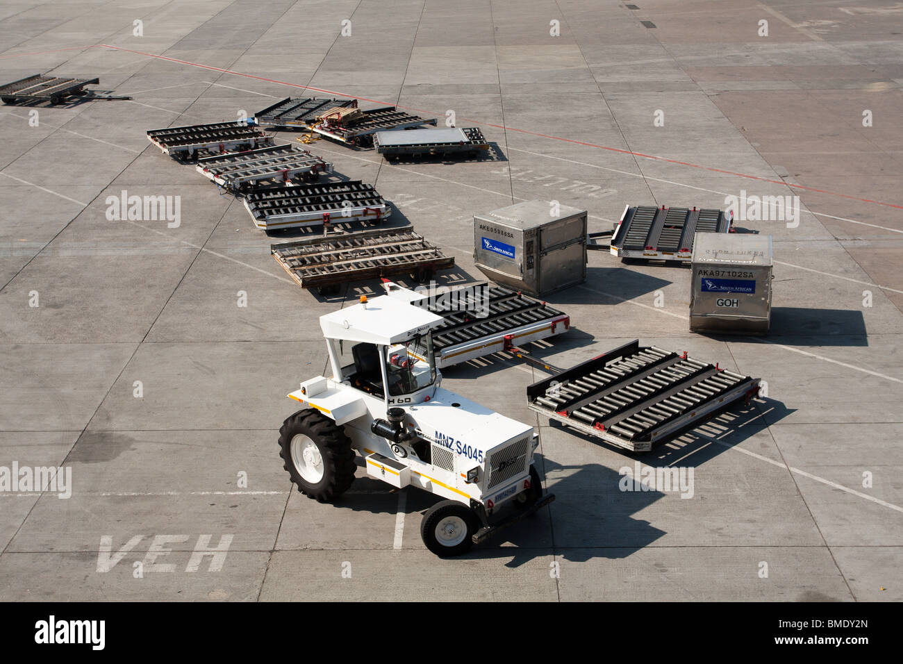 Tracteur à bagages, O.R. L'aéroport international OR Tambo, anciennement de l'Aéroport International de Johannesburg, Afrique du Sud Banque D'Images
