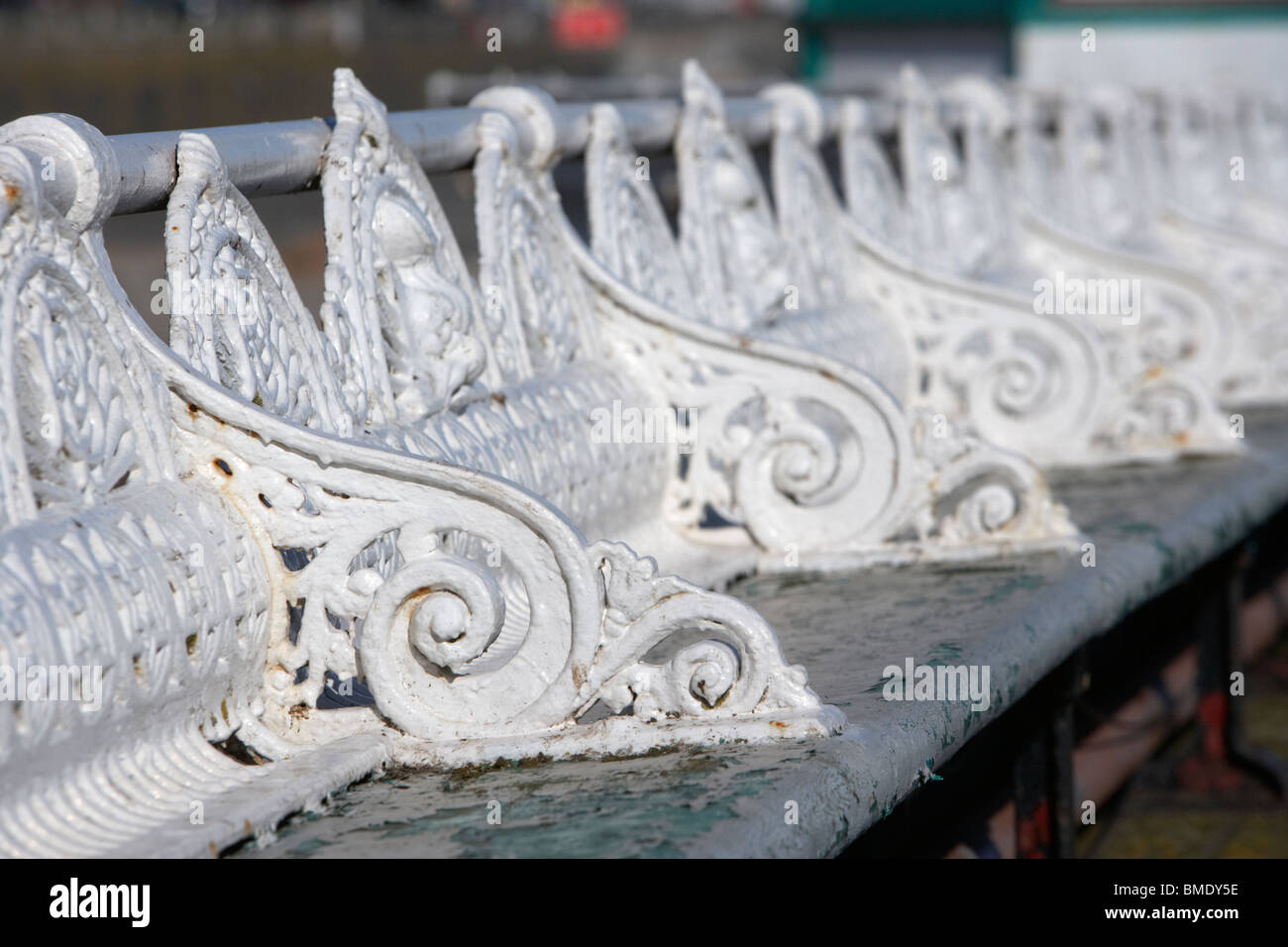 Bancs en fonte sur une ancienne jetée victorienne au Royaume-Uni Banque D'Images