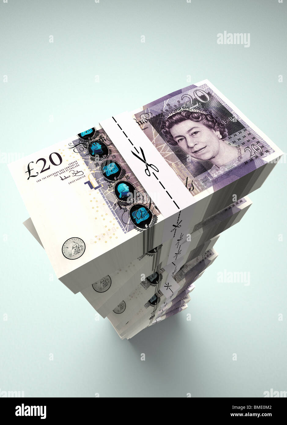 20 € grandes piles de livres de billets de banque britannique avec des ciseaux coupe le long des liens de l'argent. Ce qui représente une réduction des dépenses. Banque D'Images