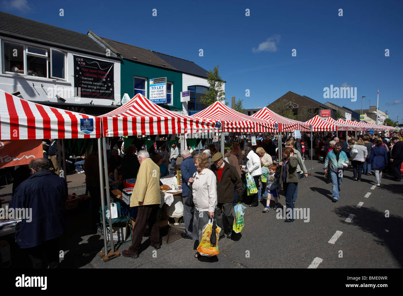 Calage de tentes dans la rue principale d'Holywood county down pendant la journée peut juste et festival d'Irlande Royaume-Uni Banque D'Images