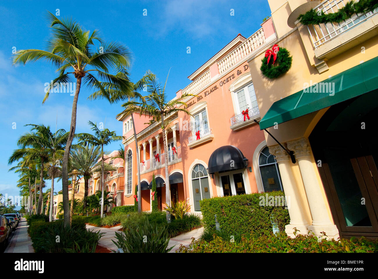 Bâtiments colorés avec des décorations de Noël de la 5ème Avenue au sud de Naples, en Floride, USA Banque D'Images
