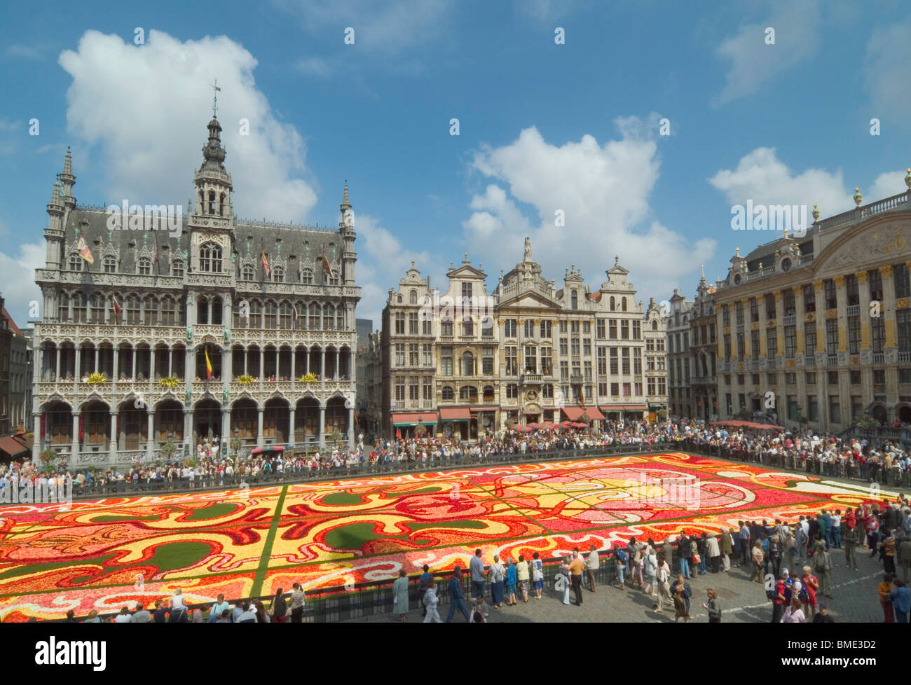 Grand Place Bruxelles montrant le Musée et le tapis de fleurs art déco Bruxelles Belgique eu Europe Banque D'Images