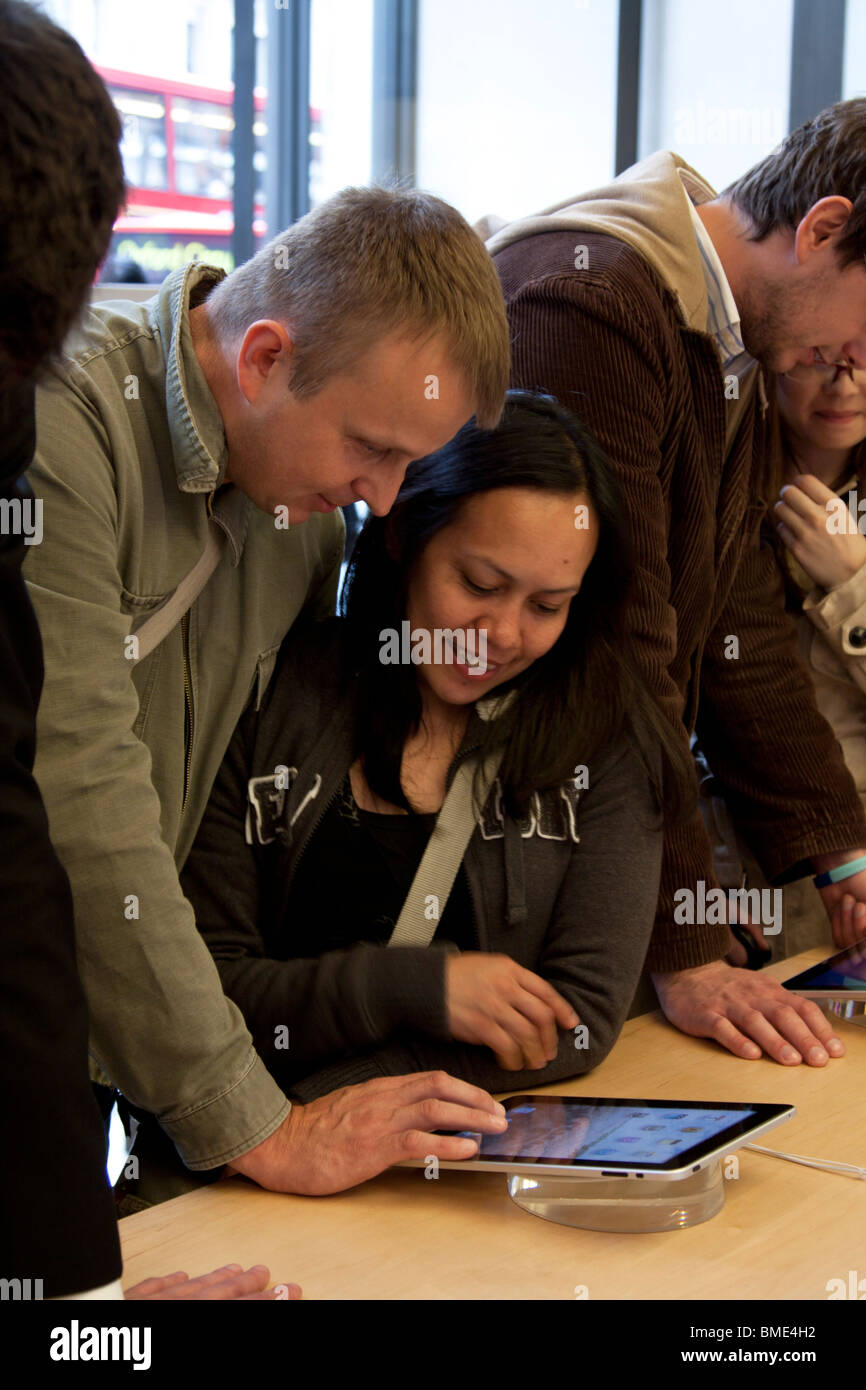 Couple l'utilisation de l'iPad - Apple Store - Regents Street - Londres Banque D'Images