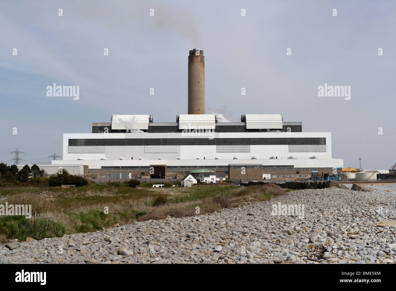 Centrale électrique d'Aberthaw pays de Galles production d'électricité Grande-Bretagne cheminée haute industrie côtière galloise production d'électricité au charbon fermeture d'un bâtiment industriel Banque D'Images
