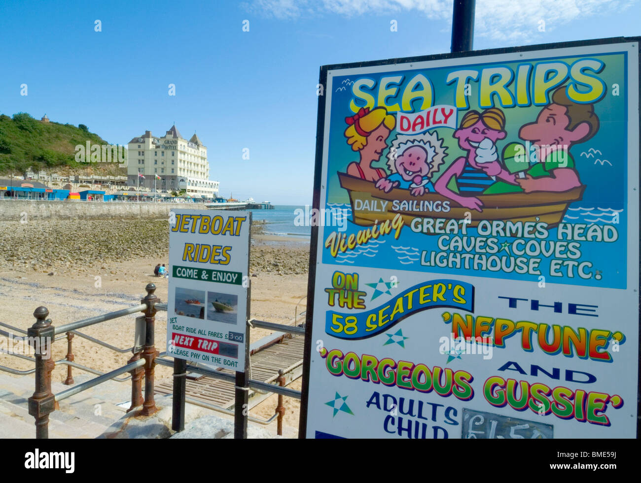llandudno wales Beach bateau panneau de voyage Llandudno promenade Gwynedd North Wales UK GB Europe Banque D'Images