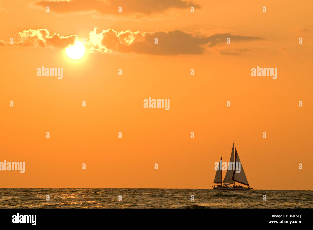 Voiliers au coucher du soleil dans le golfe du Mexique au large de Siesta Key Sarasota en Floride Banque D'Images