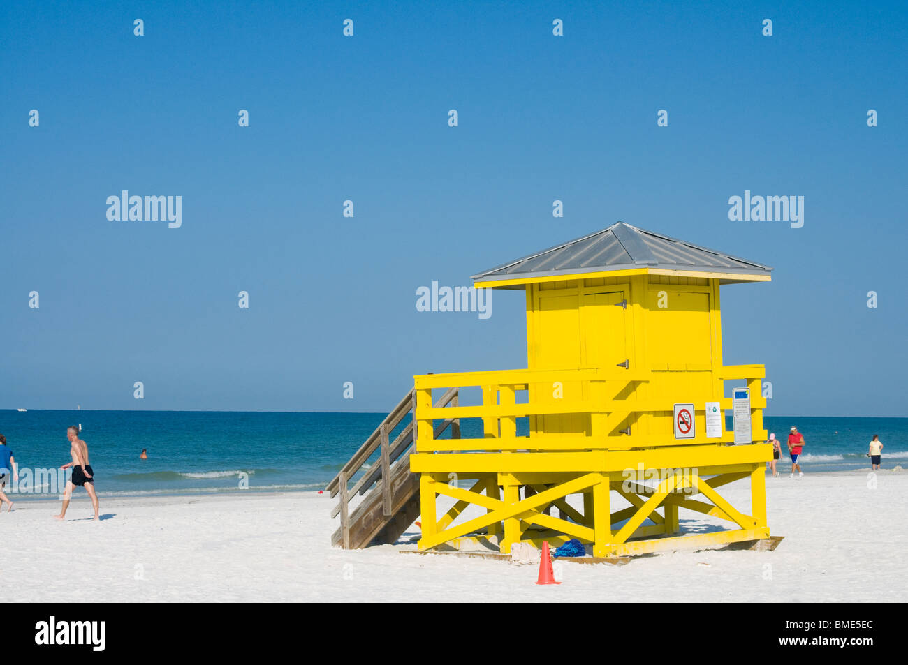 Siesta Key Floride la vie colorée jaune guard position sur plage de sable blanc Banque D'Images