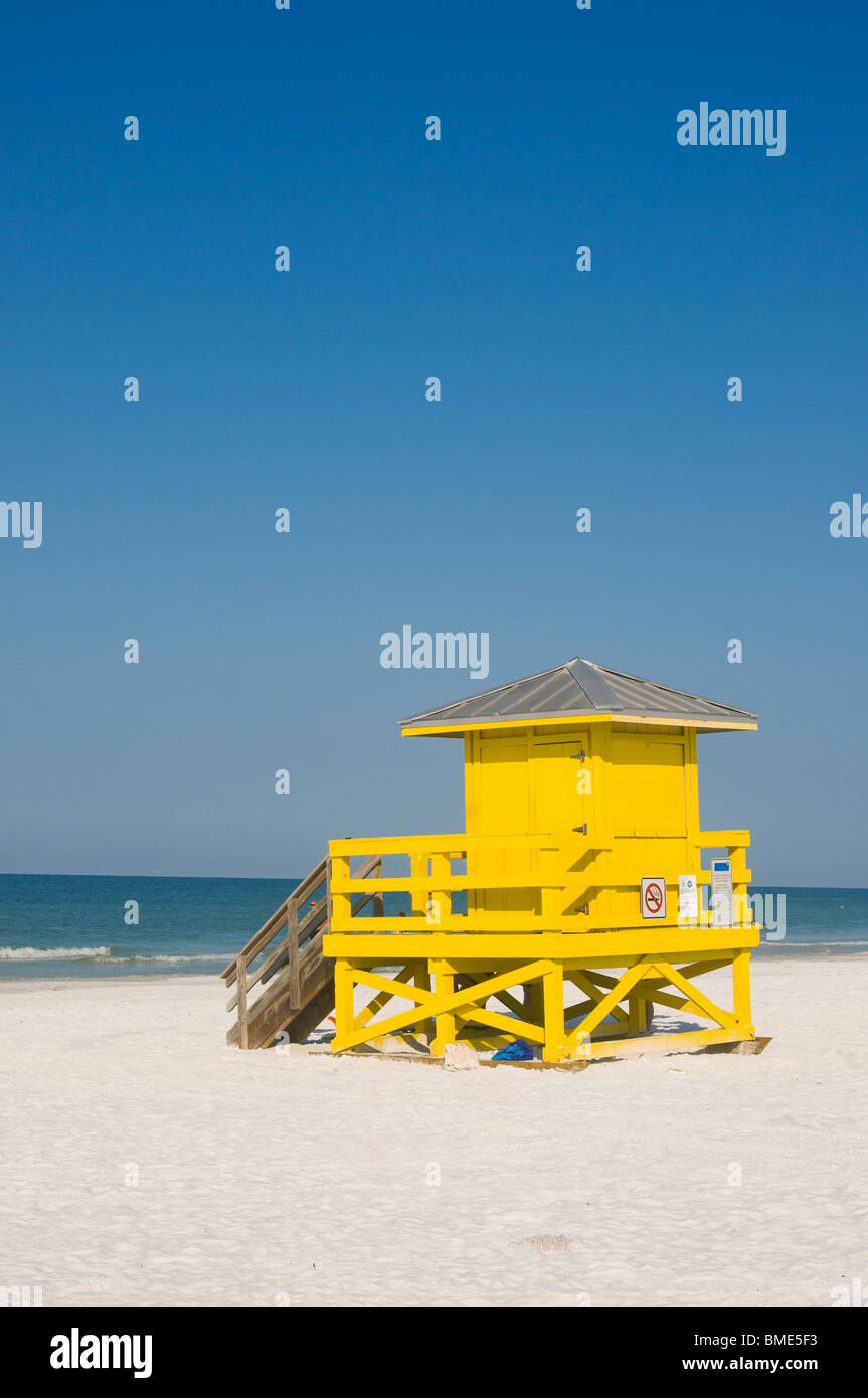 Siesta Key Floride la vie colorée jaune guard position sur plage de sable blanc Banque D'Images