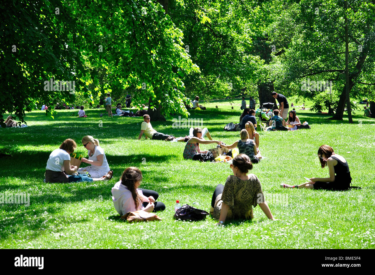 Les gens se détendre dans Green Park en été, City of westminster, Greater London, Angleterre, Royaume-Uni Banque D'Images