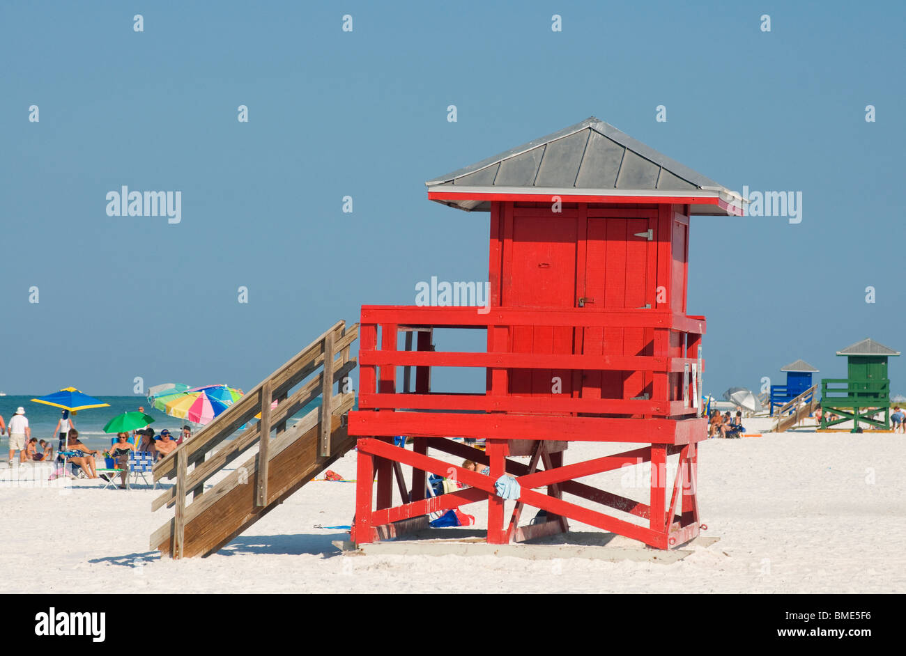 Siesta Key Sarasota en Floride la vie colorée rouge guard position sur plage de sable blanc Banque D'Images