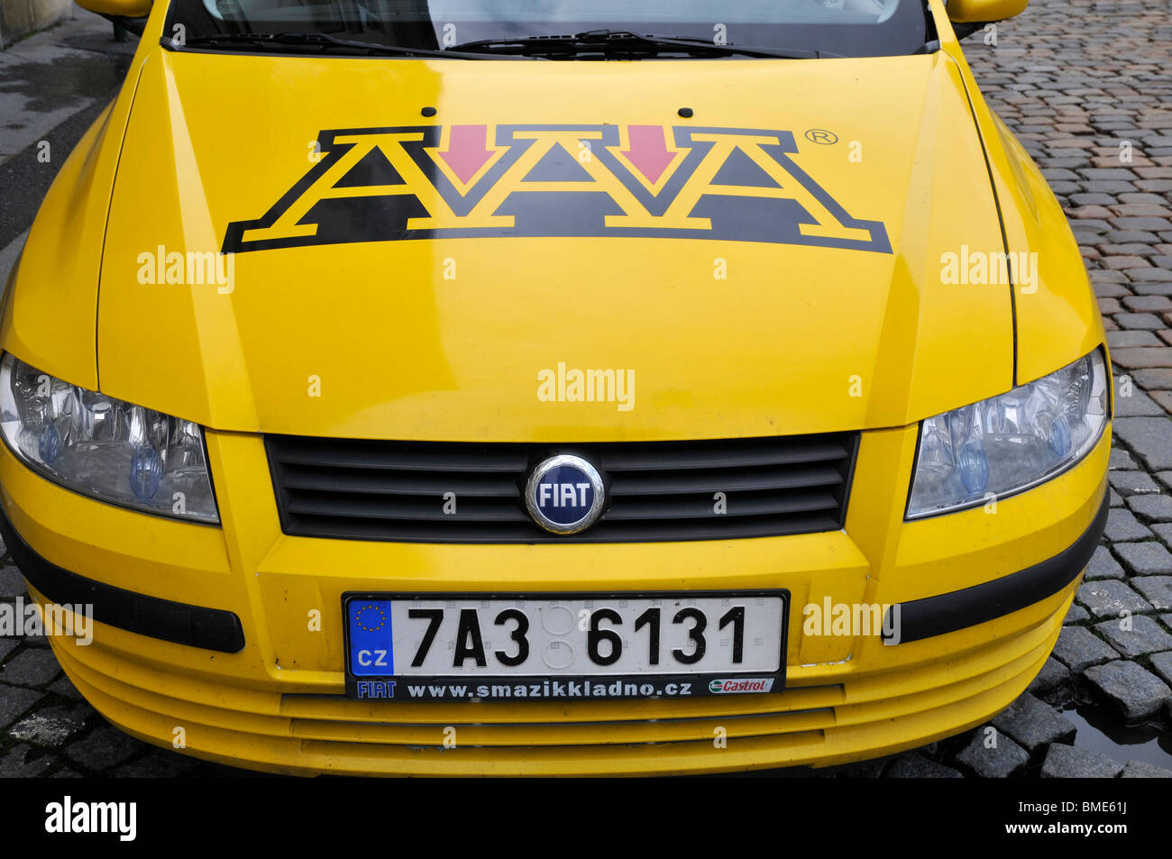 Publicité jaune voiture avec AAA, Praga Prague République tchèque à l'Est Europa Banque D'Images