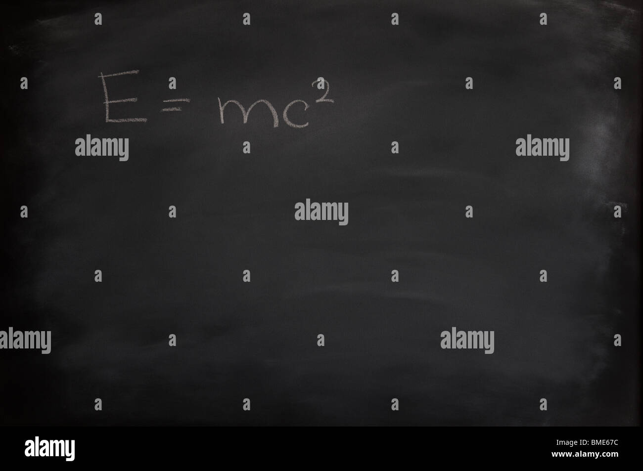 Craie noire avec e =mc2 written Banque D'Images