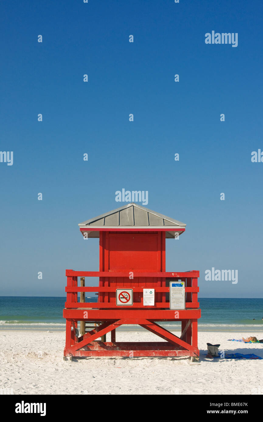 Siesta Key Sarasota en Floride la vie colorée rouge guard position sur plage de sable blanc Banque D'Images