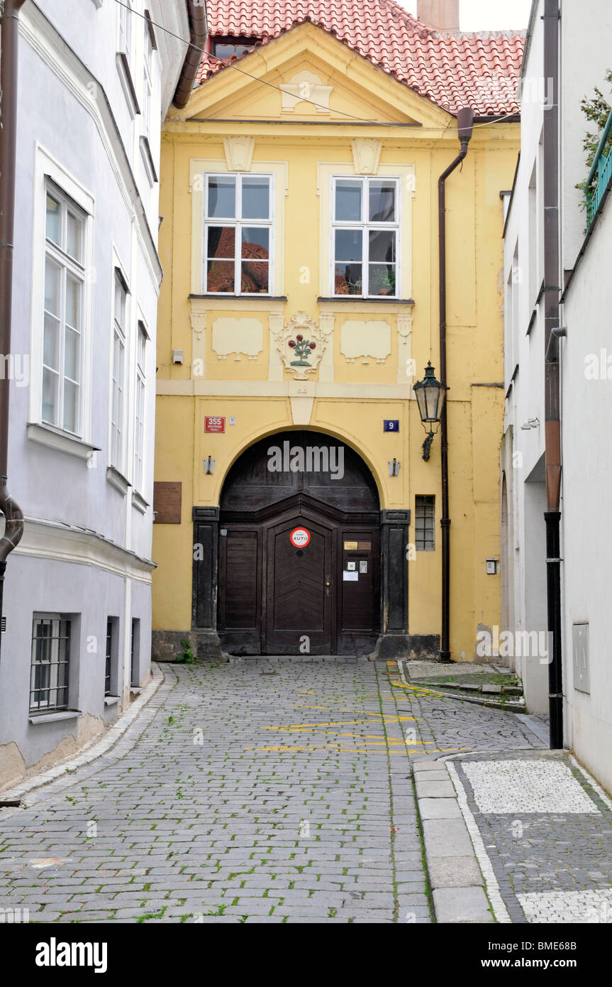 Vieux bâtiment jaune, Prague, République tchèque, est de l'Europe Banque D'Images