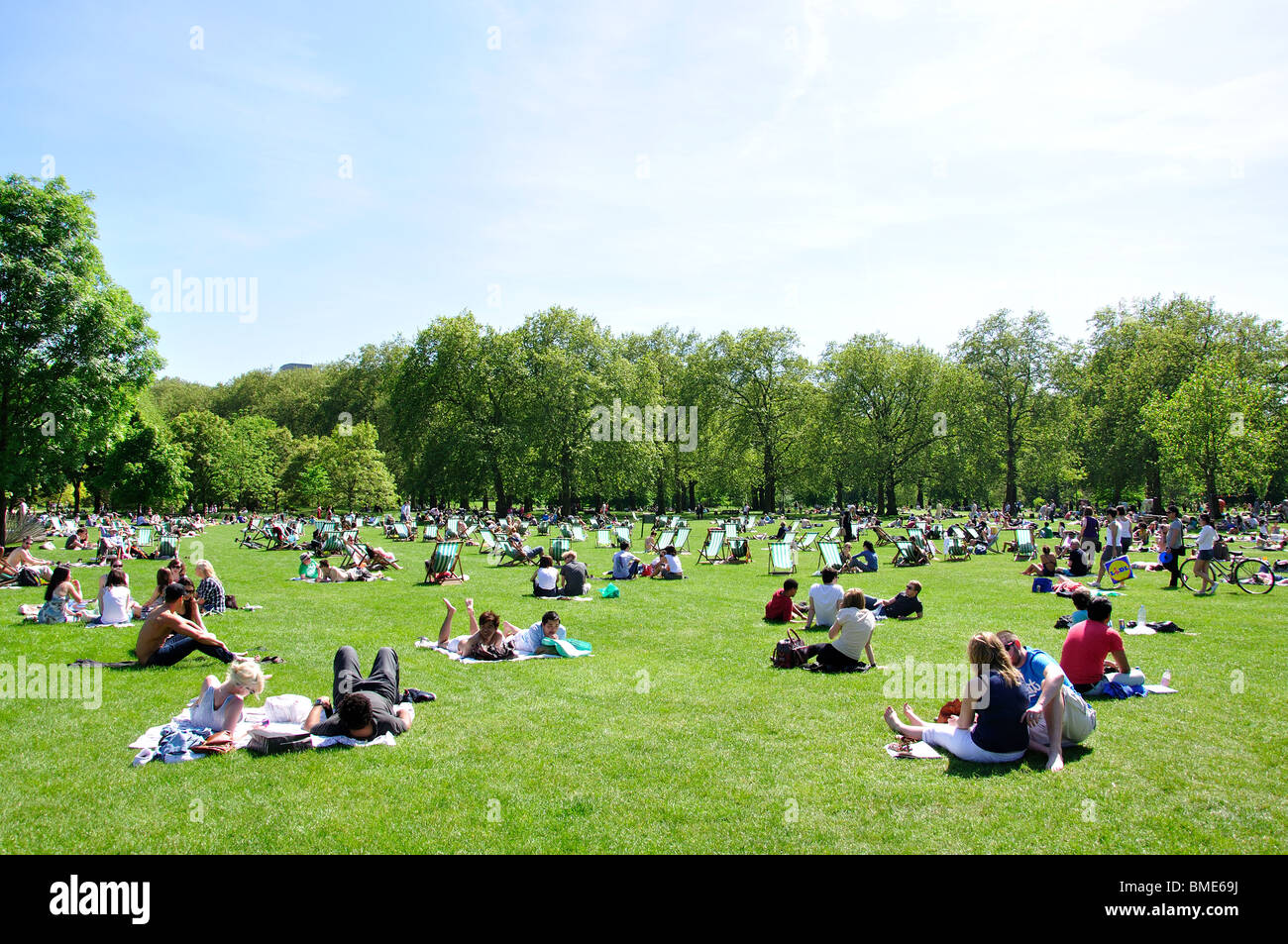 Les gens se détendre dans Green Park en été, City of westminster, Greater London, Angleterre, Royaume-Uni Banque D'Images