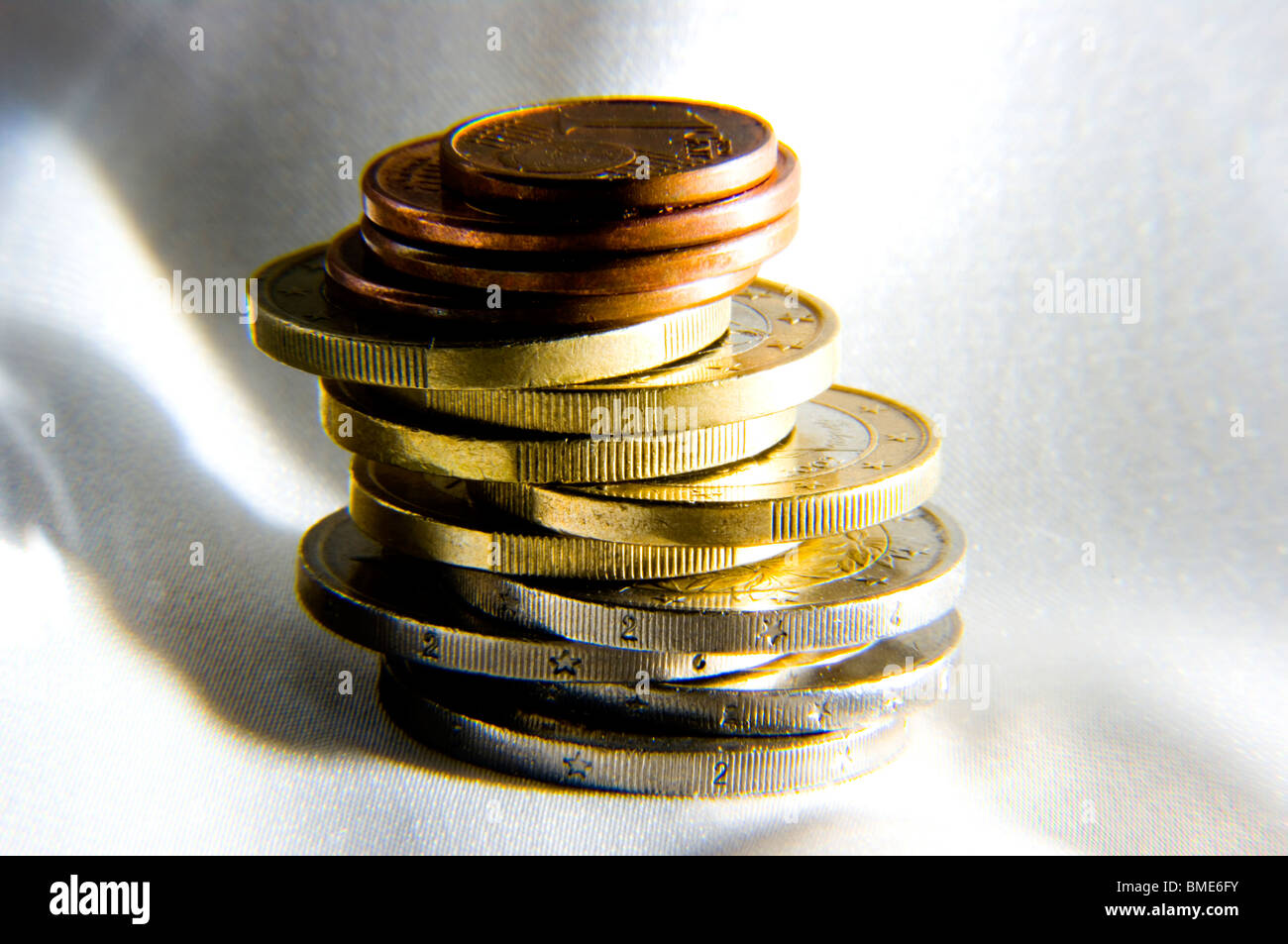 Macro d'une pile de pièces d'euro en ordre décroissant ordre de grandeur. Fond blanc Banque D'Images