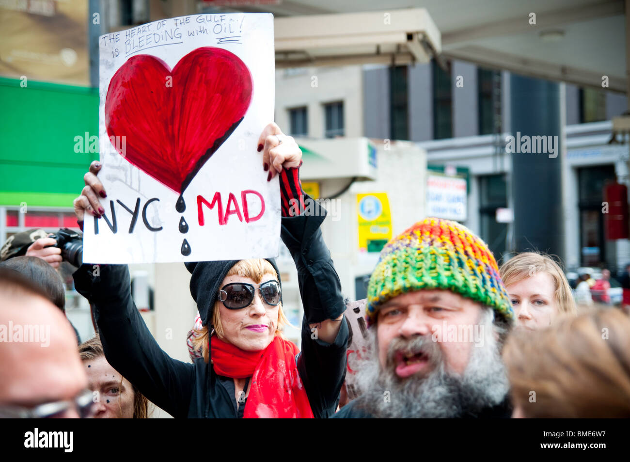 La protestation des militants BP Marée noire à une station essence BP à Soho, New York. Le 28 mai 2010. Banque D'Images