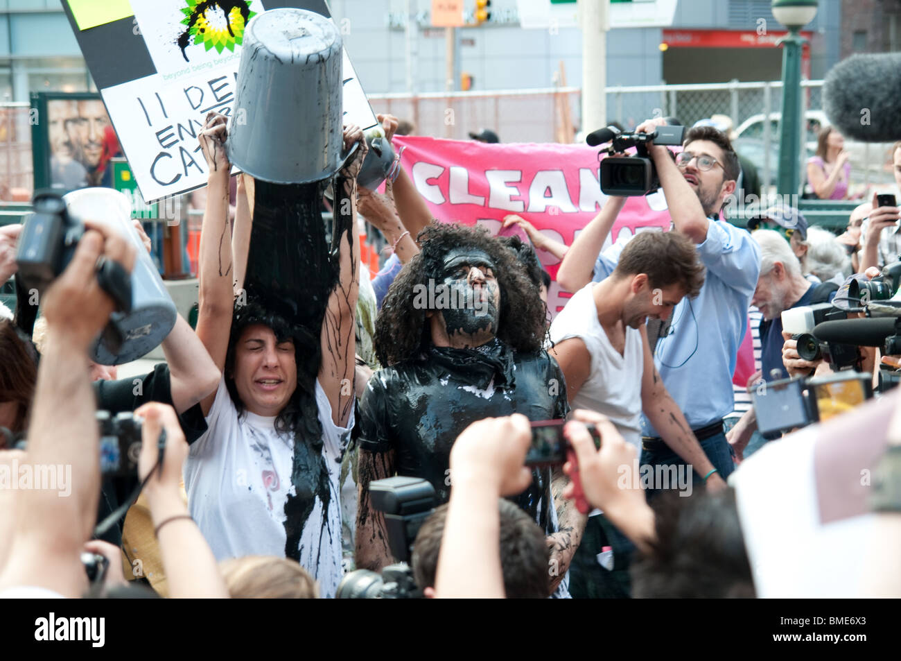 La protestation des militants BP Marée noire à une station essence BP à Soho, New York en versant de l'huile '' sur eux-mêmes. Le 28 mai 2010. Banque D'Images