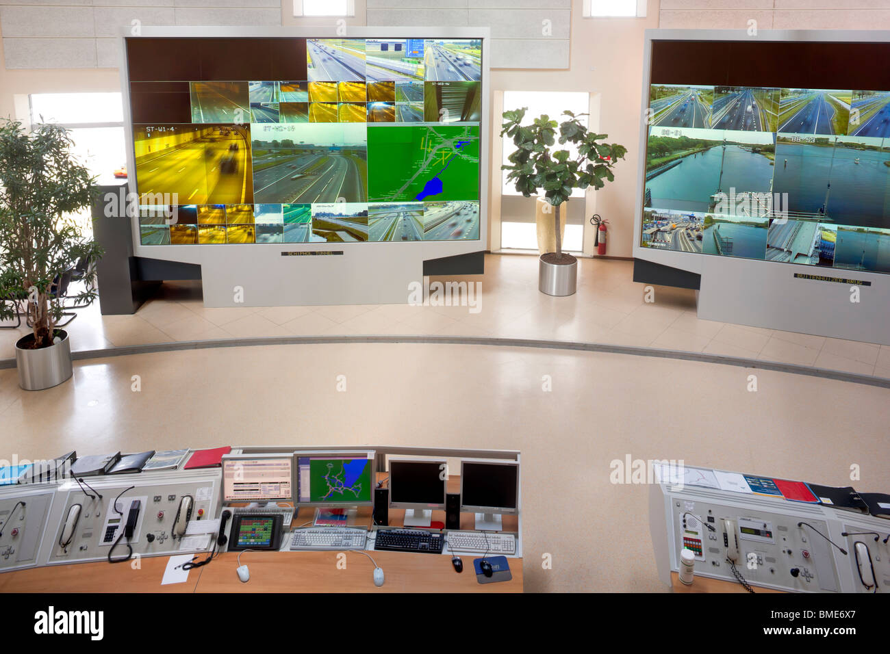 L'autoroute, le système de gestion du trafic d'autoroute salle de contrôle surveillance cctv vidiwall de moniteurs. Wijde Blik Velsen RTCC Pays-Bas Banque D'Images