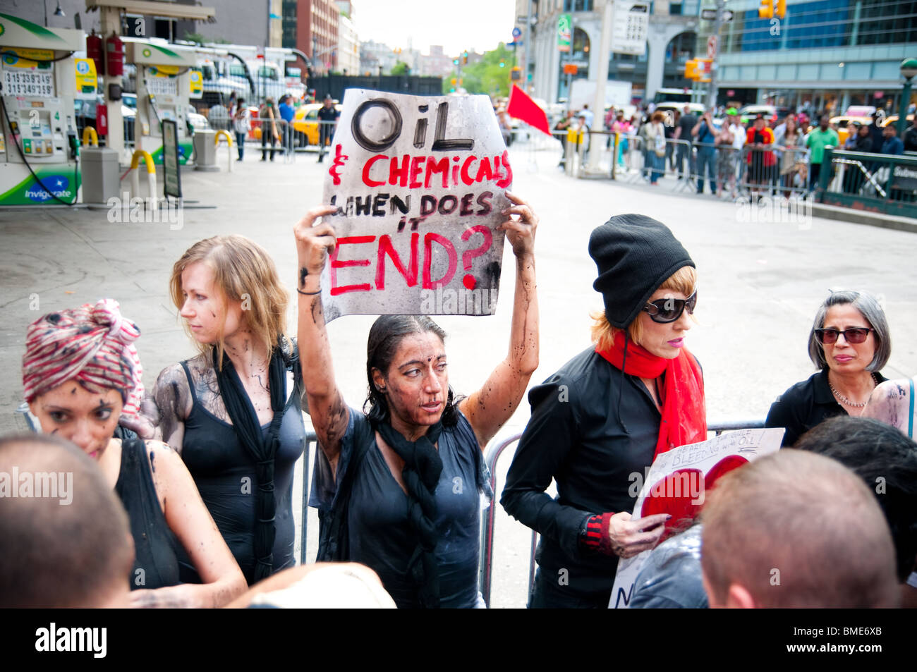 La protestation des militants BP Marée noire à une station essence BP à Soho, New York en versant de l'huile '' sur eux-mêmes. Le 28 mai 2010. Banque D'Images