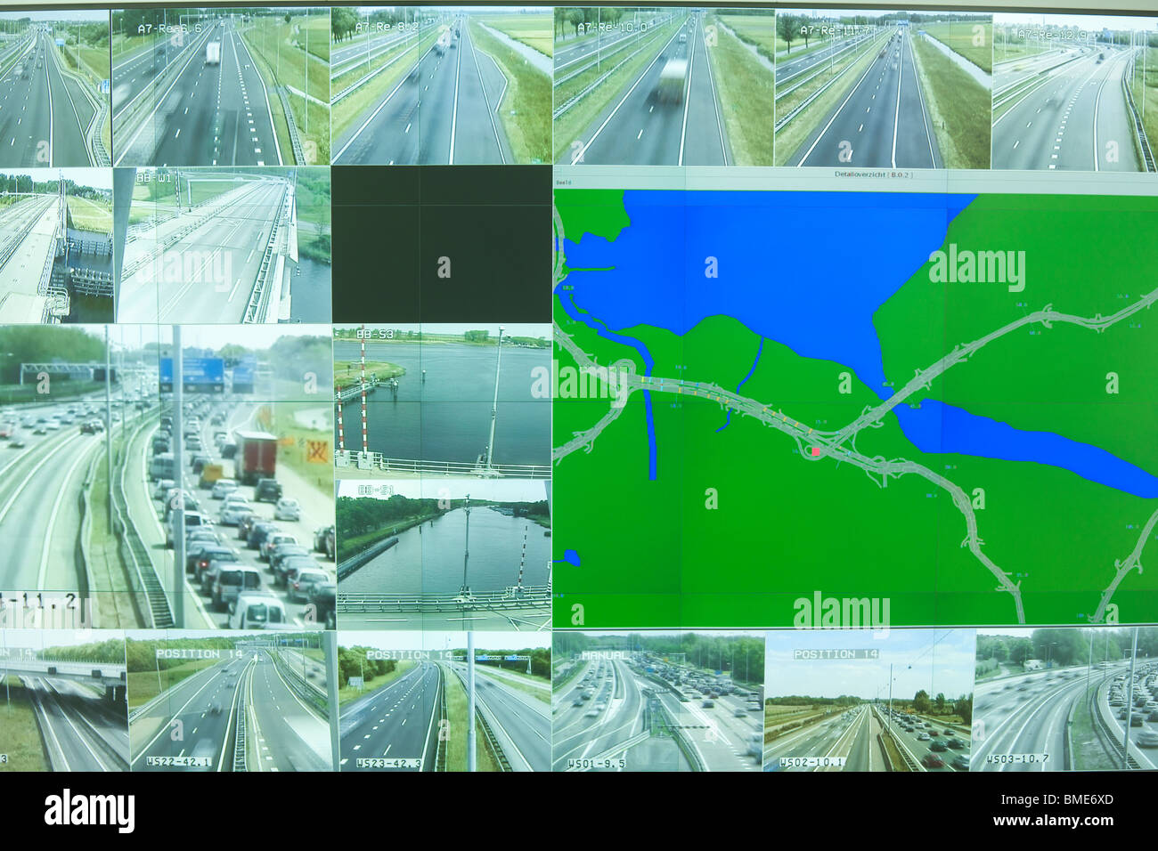 L'autoroute, le système de gestion du trafic d'autoroute salle de contrôle surveillance cctv vidiwall de moniteurs. Wijde Blik Velsen RTCC Pays-Bas Banque D'Images