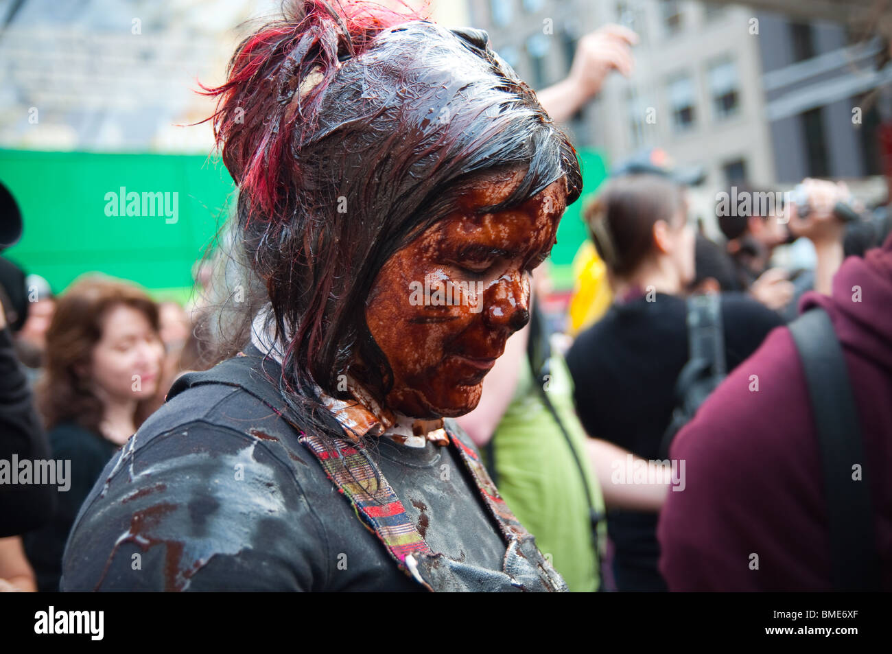 Activiste féminine douses elle-même en 'oil' à Soho, New York, pour protester contre le déversement de pétrole de BP désastreux. Le 28 mai 2010. Banque D'Images