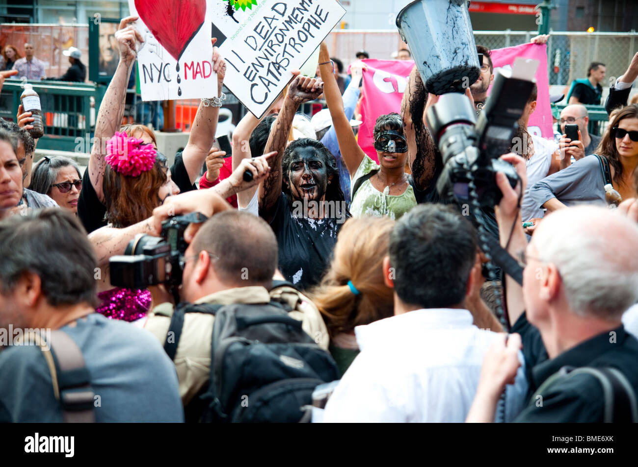 La protestation des militants BP Marée noire à une station essence BP à Soho, New York en versant de l'huile '' sur eux-mêmes. Le 28 mai 2010. Banque D'Images