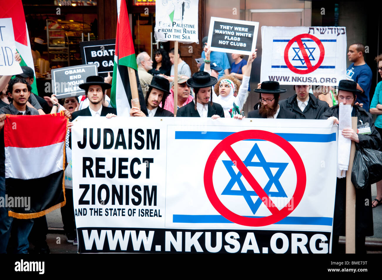 Neturei Karta, une organisation juive orthodoxe Anti-Zionist, protester contre l'attaque d'Israël sur la flottille des navires. Times Square, NEW YORK Banque D'Images