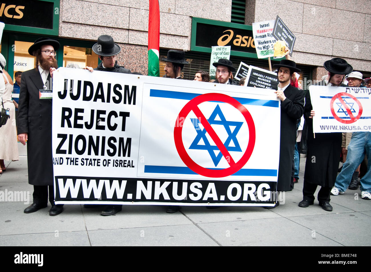 Neturei Karta, une organisation juive orthodoxe Anti-Zionist, protester contre l'attaque d'Israël sur la flottille des navires. Times Square, NEW YORK Banque D'Images