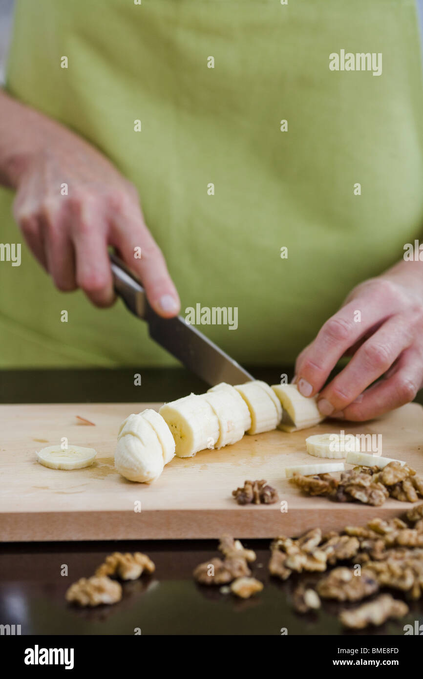 Femme faisant une salade de fruits, en Suède. Banque D'Images