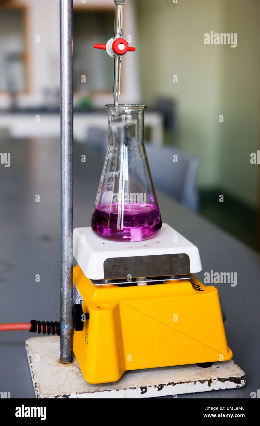 Pour titration au laboratoire chimique Banque D'Images